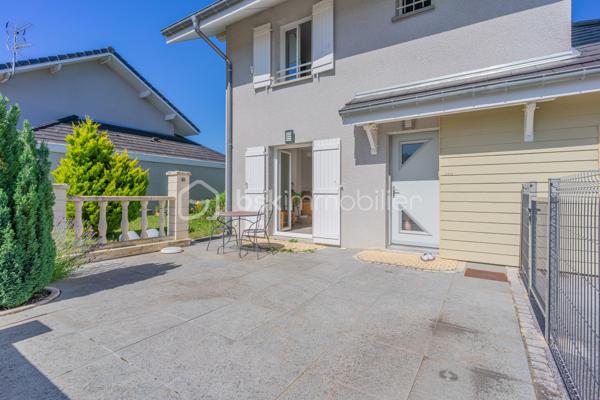 Située dans un quartier résidentiel calme et recherché de La Balme‑de‑Sillingy, cette maison individuelle construite en 2013 offre un cadre de vie agréable, lumineux et parfaitement adapté à une vie de famille. En excellent état général, elle séduit par ses espaces fonctionnels, son confort et ses extérieurs soigneusement aménagés.

Une belle pièce de vie lumineuse, ouverte sur l’extérieur
Une cuisine conviviale
3 chambres
Une salle de bains
2 WC indépendants
Un garage attenant avec espace de rangement

À l’extérieur, vous profiterez d’une agréable terrasse en bois, idéale pour les repas en famille ou entre amis, ainsi que d’un jardin plat et arboré, facile d’entretien et parfaitement adapté aux enfants.

Les atouts :
✓ Maison récente (2013)
✓ Aucun travaux à prévoir
✓ Terrasse exposée & jardin privatif
✓ Garage attenant
✓ Quartier calme et résidentiel
✓ Proximité commerces, écoles et axes principaux
✓ Bonne performance énergétique (DPE C – GES A)

Une maison clé en main, idéale pour une famille ou un jeune couple souhaitant profiter du confort d’une construction récente dans un environnement paisible, à seulement quelques minutes d’Annecy.

📞 Contactez‑moi pour plus d’informations ou pour organiser une visite.