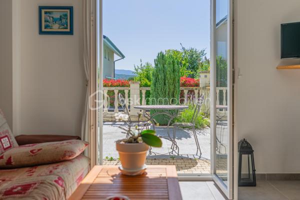 Située dans un quartier résidentiel calme et recherché de La Balme‑de‑Sillingy, cette maison individuelle construite en 2013 offre un cadre de vie agréable, lumineux et parfaitement adapté à une vie de famille. En excellent état général, elle séduit par ses espaces fonctionnels, son confort et ses extérieurs soigneusement aménagés.

Une belle pièce de vie lumineuse, ouverte sur l’extérieur
Une cuisine conviviale
3 chambres
Une salle de bains
2 WC indépendants
Un garage attenant avec espace de rangement

À l’extérieur, vous profiterez d’une agréable terrasse en bois, idéale pour les repas en famille ou entre amis, ainsi que d’un jardin plat et arboré, facile d’entretien et parfaitement adapté aux enfants.

Les atouts :
✓ Maison récente (2013)
✓ Aucun travaux à prévoir
✓ Terrasse exposée & jardin privatif
✓ Garage attenant
✓ Quartier calme et résidentiel
✓ Proximité commerces, écoles et axes principaux
✓ Bonne performance énergétique (DPE C – GES A)

Une maison clé en main, idéale pour une famille ou un jeune couple souhaitant profiter du confort d’une construction récente dans un environnement paisible, à seulement quelques minutes d’Annecy.

📞 Contactez‑moi pour plus d’informations ou pour organiser une visite.