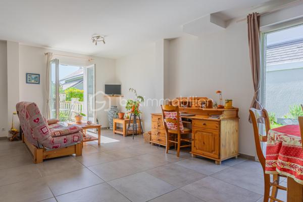 Située dans un quartier résidentiel calme et recherché de La Balme‑de‑Sillingy, cette maison individuelle construite en 2013 offre un cadre de vie agréable, lumineux et parfaitement adapté à une vie de famille. En excellent état général, elle séduit par ses espaces fonctionnels, son confort et ses extérieurs soigneusement aménagés.

Une belle pièce de vie lumineuse, ouverte sur l’extérieur
Une cuisine conviviale
3 chambres
Une salle de bains
2 WC indépendants
Un garage attenant avec espace de rangement

À l’extérieur, vous profiterez d’une agréable terrasse en bois, idéale pour les repas en famille ou entre amis, ainsi que d’un jardin plat et arboré, facile d’entretien et parfaitement adapté aux enfants.

Les atouts :
✓ Maison récente (2013)
✓ Aucun travaux à prévoir
✓ Terrasse exposée & jardin privatif
✓ Garage attenant
✓ Quartier calme et résidentiel
✓ Proximité commerces, écoles et axes principaux
✓ Bonne performance énergétique (DPE C – GES A)

Une maison clé en main, idéale pour une famille ou un jeune couple souhaitant profiter du confort d’une construction récente dans un environnement paisible, à seulement quelques minutes d’Annecy.

📞 Contactez‑moi pour plus d’informations ou pour organiser une visite.