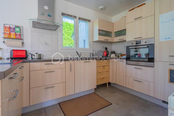 Située dans un quartier résidentiel calme et recherché de La Balme‑de‑Sillingy, cette maison individuelle construite en 2013 offre un cadre de vie agréable, lumineux et parfaitement adapté à une vie de famille. En excellent état général, elle séduit par ses espaces fonctionnels, son confort et ses extérieurs soigneusement aménagés.

Une belle pièce de vie lumineuse, ouverte sur l’extérieur
Une cuisine conviviale
3 chambres
Une salle de bains
2 WC indépendants
Un garage attenant avec espace de rangement

À l’extérieur, vous profiterez d’une agréable terrasse en bois, idéale pour les repas en famille ou entre amis, ainsi que d’un jardin plat et arboré, facile d’entretien et parfaitement adapté aux enfants.

Les atouts :
✓ Maison récente (2013)
✓ Aucun travaux à prévoir
✓ Terrasse exposée & jardin privatif
✓ Garage attenant
✓ Quartier calme et résidentiel
✓ Proximité commerces, écoles et axes principaux
✓ Bonne performance énergétique (DPE C – GES A)

Une maison clé en main, idéale pour une famille ou un jeune couple souhaitant profiter du confort d’une construction récente dans un environnement paisible, à seulement quelques minutes d’Annecy.

📞 Contactez‑moi pour plus d’informations ou pour organiser une visite.