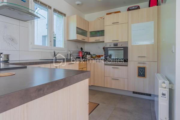 Située dans un quartier résidentiel calme et recherché de La Balme‑de‑Sillingy, cette maison individuelle construite en 2013 offre un cadre de vie agréable, lumineux et parfaitement adapté à une vie de famille. En excellent état général, elle séduit par ses espaces fonctionnels, son confort et ses extérieurs soigneusement aménagés.

Une belle pièce de vie lumineuse, ouverte sur l’extérieur
Une cuisine conviviale
3 chambres
Une salle de bains
2 WC indépendants
Un garage attenant avec espace de rangement

À l’extérieur, vous profiterez d’une agréable terrasse en bois, idéale pour les repas en famille ou entre amis, ainsi que d’un jardin plat et arboré, facile d’entretien et parfaitement adapté aux enfants.

Les atouts :
✓ Maison récente (2013)
✓ Aucun travaux à prévoir
✓ Terrasse exposée & jardin privatif
✓ Garage attenant
✓ Quartier calme et résidentiel
✓ Proximité commerces, écoles et axes principaux
✓ Bonne performance énergétique (DPE C – GES A)

Une maison clé en main, idéale pour une famille ou un jeune couple souhaitant profiter du confort d’une construction récente dans un environnement paisible, à seulement quelques minutes d’Annecy.

📞 Contactez‑moi pour plus d’informations ou pour organiser une visite.
