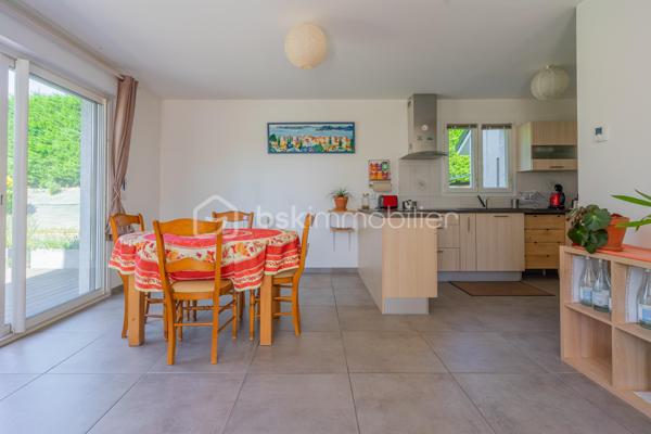 Située dans un quartier résidentiel calme et recherché de La Balme‑de‑Sillingy, cette maison individuelle construite en 2013 offre un cadre de vie agréable, lumineux et parfaitement adapté à une vie de famille. En excellent état général, elle séduit par ses espaces fonctionnels, son confort et ses extérieurs soigneusement aménagés.

Une belle pièce de vie lumineuse, ouverte sur l’extérieur
Une cuisine conviviale
3 chambres
Une salle de bains
2 WC indépendants
Un garage attenant avec espace de rangement

À l’extérieur, vous profiterez d’une agréable terrasse en bois, idéale pour les repas en famille ou entre amis, ainsi que d’un jardin plat et arboré, facile d’entretien et parfaitement adapté aux enfants.

Les atouts :
✓ Maison récente (2013)
✓ Aucun travaux à prévoir
✓ Terrasse exposée & jardin privatif
✓ Garage attenant
✓ Quartier calme et résidentiel
✓ Proximité commerces, écoles et axes principaux
✓ Bonne performance énergétique (DPE C – GES A)

Une maison clé en main, idéale pour une famille ou un jeune couple souhaitant profiter du confort d’une construction récente dans un environnement paisible, à seulement quelques minutes d’Annecy.

📞 Contactez‑moi pour plus d’informations ou pour organiser une visite.
