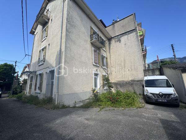 IMMEUBLE DE RAPPORT + FORT POTENTIEL DÉCOUPE – INVESTISSEURS / MARCHANDS DE BIENS

Opportunité rare pour investisseurs ou marchands de biens recherchant un ensemble immobilier avec revenus immédiats et fort potentiel de valorisation.

Ensemble immobilier composé de :
- 3 appartements T3
- 1 local commercial
- 9 garages
- 1 plateau au dernier étage offrant un potentiel complémentaire

Revenus locatifs déjà en place avec une rentabilité immédiate.

 Revenus actuels environ 40 000€ / an. Majoration possible car ancien bails.


Les points forts du bien :
✔ Revenus locatifs diversifiés 
✔ Risque locatif réparti 
✔ Ensemble déjà exploité 
✔ Garages valorisables séparément 
✔ Plateau exploitable selon projet 
✔ Fort potentiel patrimonial 
✔ Possibilité de mise en copropriété 
✔ Revente à la découpe envisageable 
✔ Stratégie marchand de biens pertinente 

 Potentiel marchand de biens
Le dossier présente une vraie opportunité de création de valeur grâce :
- à la découpe des appartements,
- à la valorisation individuelle des garages,
- ainsi qu’au potentiel du plateau au dernier étage.

Le bien conviendra parfaitement :
- à un investisseur patrimonial,
- à un marchand de biens,
- ou à un professionnel recherchant un actif avec plusieurs stratégies possibles.

Dossier complet disponible sur demande :
- loyers,
- rentabilité,
- estimations,
- potentiel découpe,
- projections investisseurs.

Pour plus d’informations ou organiser une visite, merci de me contacter.