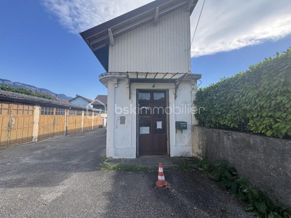 IMMEUBLE DE RAPPORT + FORT POTENTIEL DÉCOUPE – INVESTISSEURS / MARCHANDS DE BIENS

Opportunité rare pour investisseurs ou marchands de biens recherchant un ensemble immobilier avec revenus immédiats et fort potentiel de valorisation.

Ensemble immobilier composé de :
- 3 appartements T3
- 1 local commercial
- 9 garages
- 1 plateau au dernier étage offrant un potentiel complémentaire

Revenus locatifs déjà en place avec une rentabilité immédiate.

 Revenus actuels environ 40 000€ / an. Majoration possible car ancien bails.


Les points forts du bien :
✔ Revenus locatifs diversifiés 
✔ Risque locatif réparti 
✔ Ensemble déjà exploité 
✔ Garages valorisables séparément 
✔ Plateau exploitable selon projet 
✔ Fort potentiel patrimonial 
✔ Possibilité de mise en copropriété 
✔ Revente à la découpe envisageable 
✔ Stratégie marchand de biens pertinente 

 Potentiel marchand de biens
Le dossier présente une vraie opportunité de création de valeur grâce :
- à la découpe des appartements,
- à la valorisation individuelle des garages,
- ainsi qu’au potentiel du plateau au dernier étage.

Le bien conviendra parfaitement :
- à un investisseur patrimonial,
- à un marchand de biens,
- ou à un professionnel recherchant un actif avec plusieurs stratégies possibles.

Dossier complet disponible sur demande :
- loyers,
- rentabilité,
- estimations,
- potentiel découpe,
- projections investisseurs.

Pour plus d’informations ou organiser une visite, merci de me contacter.