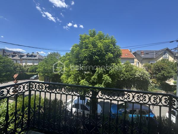 IMMEUBLE DE RAPPORT + FORT POTENTIEL DÉCOUPE – INVESTISSEURS / MARCHANDS DE BIENS

Opportunité rare pour investisseurs ou marchands de biens recherchant un ensemble immobilier avec revenus immédiats et fort potentiel de valorisation.

Ensemble immobilier composé de :
- 3 appartements T3
- 1 local commercial
- 9 garages
- 1 plateau au dernier étage offrant un potentiel complémentaire

Revenus locatifs déjà en place avec une rentabilité immédiate.

 Revenus actuels environ 40 000€ / an. Majoration possible car ancien bails.


Les points forts du bien :
✔ Revenus locatifs diversifiés 
✔ Risque locatif réparti 
✔ Ensemble déjà exploité 
✔ Garages valorisables séparément 
✔ Plateau exploitable selon projet 
✔ Fort potentiel patrimonial 
✔ Possibilité de mise en copropriété 
✔ Revente à la découpe envisageable 
✔ Stratégie marchand de biens pertinente 

 Potentiel marchand de biens
Le dossier présente une vraie opportunité de création de valeur grâce :
- à la découpe des appartements,
- à la valorisation individuelle des garages,
- ainsi qu’au potentiel du plateau au dernier étage.

Le bien conviendra parfaitement :
- à un investisseur patrimonial,
- à un marchand de biens,
- ou à un professionnel recherchant un actif avec plusieurs stratégies possibles.

Dossier complet disponible sur demande :
- loyers,
- rentabilité,
- estimations,
- potentiel découpe,
- projections investisseurs.

Pour plus d’informations ou organiser une visite, merci de me contacter.