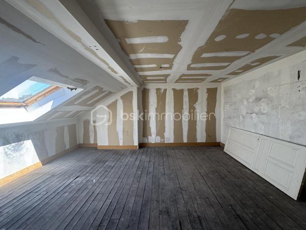 IMMEUBLE DE RAPPORT + FORT POTENTIEL DÉCOUPE – INVESTISSEURS / MARCHANDS DE BIENS

Opportunité rare pour investisseurs ou marchands de biens recherchant un ensemble immobilier avec revenus immédiats et fort potentiel de valorisation.

Ensemble immobilier composé de :
- 3 appartements T3
- 1 local commercial
- 9 garages
- 1 plateau au dernier étage offrant un potentiel complémentaire

Revenus locatifs déjà en place avec une rentabilité immédiate.

 Revenus actuels environ 40 000€ / an. Majoration possible car ancien bails.


Les points forts du bien :
✔ Revenus locatifs diversifiés 
✔ Risque locatif réparti 
✔ Ensemble déjà exploité 
✔ Garages valorisables séparément 
✔ Plateau exploitable selon projet 
✔ Fort potentiel patrimonial 
✔ Possibilité de mise en copropriété 
✔ Revente à la découpe envisageable 
✔ Stratégie marchand de biens pertinente 

 Potentiel marchand de biens
Le dossier présente une vraie opportunité de création de valeur grâce :
- à la découpe des appartements,
- à la valorisation individuelle des garages,
- ainsi qu’au potentiel du plateau au dernier étage.

Le bien conviendra parfaitement :
- à un investisseur patrimonial,
- à un marchand de biens,
- ou à un professionnel recherchant un actif avec plusieurs stratégies possibles.

Dossier complet disponible sur demande :
- loyers,
- rentabilité,
- estimations,
- potentiel découpe,
- projections investisseurs.

Pour plus d’informations ou organiser une visite, merci de me contacter.
