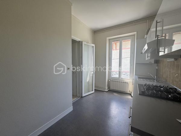 IMMEUBLE DE RAPPORT + FORT POTENTIEL DÉCOUPE – INVESTISSEURS / MARCHANDS DE BIENS

Opportunité rare pour investisseurs ou marchands de biens recherchant un ensemble immobilier avec revenus immédiats et fort potentiel de valorisation.

Ensemble immobilier composé de :
- 3 appartements T3
- 1 local commercial
- 9 garages
- 1 plateau au dernier étage offrant un potentiel complémentaire

Revenus locatifs déjà en place avec une rentabilité immédiate.

 Revenus actuels environ 40 000€ / an. Majoration possible car ancien bails.


Les points forts du bien :
✔ Revenus locatifs diversifiés 
✔ Risque locatif réparti 
✔ Ensemble déjà exploité 
✔ Garages valorisables séparément 
✔ Plateau exploitable selon projet 
✔ Fort potentiel patrimonial 
✔ Possibilité de mise en copropriété 
✔ Revente à la découpe envisageable 
✔ Stratégie marchand de biens pertinente 

 Potentiel marchand de biens
Le dossier présente une vraie opportunité de création de valeur grâce :
- à la découpe des appartements,
- à la valorisation individuelle des garages,
- ainsi qu’au potentiel du plateau au dernier étage.

Le bien conviendra parfaitement :
- à un investisseur patrimonial,
- à un marchand de biens,
- ou à un professionnel recherchant un actif avec plusieurs stratégies possibles.

Dossier complet disponible sur demande :
- loyers,
- rentabilité,
- estimations,
- potentiel découpe,
- projections investisseurs.

Pour plus d’informations ou organiser une visite, merci de me contacter.