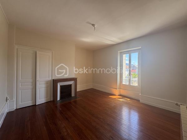 IMMEUBLE DE RAPPORT + FORT POTENTIEL DÉCOUPE – INVESTISSEURS / MARCHANDS DE BIENS

Opportunité rare pour investisseurs ou marchands de biens recherchant un ensemble immobilier avec revenus immédiats et fort potentiel de valorisation.

Ensemble immobilier composé de :
- 3 appartements T3
- 1 local commercial
- 9 garages
- 1 plateau au dernier étage offrant un potentiel complémentaire

Revenus locatifs déjà en place avec une rentabilité immédiate.

 Revenus actuels environ 40 000€ / an. Majoration possible car ancien bails.


Les points forts du bien :
✔ Revenus locatifs diversifiés 
✔ Risque locatif réparti 
✔ Ensemble déjà exploité 
✔ Garages valorisables séparément 
✔ Plateau exploitable selon projet 
✔ Fort potentiel patrimonial 
✔ Possibilité de mise en copropriété 
✔ Revente à la découpe envisageable 
✔ Stratégie marchand de biens pertinente 

 Potentiel marchand de biens
Le dossier présente une vraie opportunité de création de valeur grâce :
- à la découpe des appartements,
- à la valorisation individuelle des garages,
- ainsi qu’au potentiel du plateau au dernier étage.

Le bien conviendra parfaitement :
- à un investisseur patrimonial,
- à un marchand de biens,
- ou à un professionnel recherchant un actif avec plusieurs stratégies possibles.

Dossier complet disponible sur demande :
- loyers,
- rentabilité,
- estimations,
- potentiel découpe,
- projections investisseurs.

Pour plus d’informations ou organiser une visite, merci de me contacter.