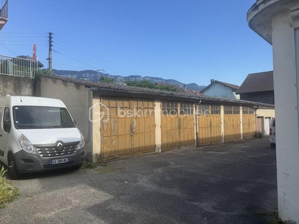 IMMEUBLE DE RAPPORT + FORT POTENTIEL DÉCOUPE – INVESTISSEURS / MARCHANDS DE BIENS

Opportunité rare pour investisseurs ou marchands de biens recherchant un ensemble immobilier avec revenus immédiats et fort potentiel de valorisation.

Ensemble immobilier composé de :
- 3 appartements T3
- 1 local commercial
- 9 garages
- 1 plateau au dernier étage offrant un potentiel complémentaire

Revenus locatifs déjà en place avec une rentabilité immédiate.

 Revenus actuels environ 40 000€ / an. Majoration possible car ancien bails.


Les points forts du bien :
✔ Revenus locatifs diversifiés 
✔ Risque locatif réparti 
✔ Ensemble déjà exploité 
✔ Garages valorisables séparément 
✔ Plateau exploitable selon projet 
✔ Fort potentiel patrimonial 
✔ Possibilité de mise en copropriété 
✔ Revente à la découpe envisageable 
✔ Stratégie marchand de biens pertinente 

 Potentiel marchand de biens
Le dossier présente une vraie opportunité de création de valeur grâce :
- à la découpe des appartements,
- à la valorisation individuelle des garages,
- ainsi qu’au potentiel du plateau au dernier étage.

Le bien conviendra parfaitement :
- à un investisseur patrimonial,
- à un marchand de biens,
- ou à un professionnel recherchant un actif avec plusieurs stratégies possibles.

Dossier complet disponible sur demande :
- loyers,
- rentabilité,
- estimations,
- potentiel découpe,
- projections investisseurs.

Pour plus d’informations ou organiser une visite, merci de me contacter.
