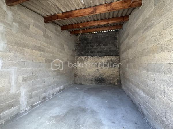 IMMEUBLE DE RAPPORT + FORT POTENTIEL DÉCOUPE – INVESTISSEURS / MARCHANDS DE BIENS

Opportunité rare pour investisseurs ou marchands de biens recherchant un ensemble immobilier avec revenus immédiats et fort potentiel de valorisation.

Ensemble immobilier composé de :
- 3 appartements T3
- 1 local commercial
- 9 garages
- 1 plateau au dernier étage offrant un potentiel complémentaire

Revenus locatifs déjà en place avec une rentabilité immédiate.

 Revenus actuels environ 40 000€ / an. Majoration possible car ancien bails.


Les points forts du bien :
✔ Revenus locatifs diversifiés 
✔ Risque locatif réparti 
✔ Ensemble déjà exploité 
✔ Garages valorisables séparément 
✔ Plateau exploitable selon projet 
✔ Fort potentiel patrimonial 
✔ Possibilité de mise en copropriété 
✔ Revente à la découpe envisageable 
✔ Stratégie marchand de biens pertinente 

 Potentiel marchand de biens
Le dossier présente une vraie opportunité de création de valeur grâce :
- à la découpe des appartements,
- à la valorisation individuelle des garages,
- ainsi qu’au potentiel du plateau au dernier étage.

Le bien conviendra parfaitement :
- à un investisseur patrimonial,
- à un marchand de biens,
- ou à un professionnel recherchant un actif avec plusieurs stratégies possibles.

Dossier complet disponible sur demande :
- loyers,
- rentabilité,
- estimations,
- potentiel découpe,
- projections investisseurs.

Pour plus d’informations ou organiser une visite, merci de me contacter.