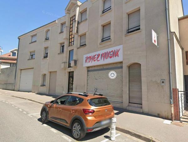 Grand local commercial avec entrepôt – Reims centre