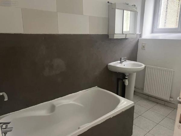 Maison à restaurer à vendre à Saint-Séverin en Charente (16390), ref : 077/1573