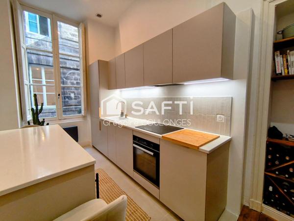 Appartement T3 entièrement rénové dans le centre de Bordeaux.