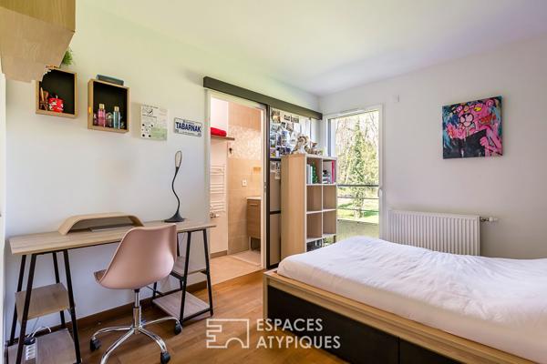 Appartement contemporain dans un parc, aux portes des Monts d’Or