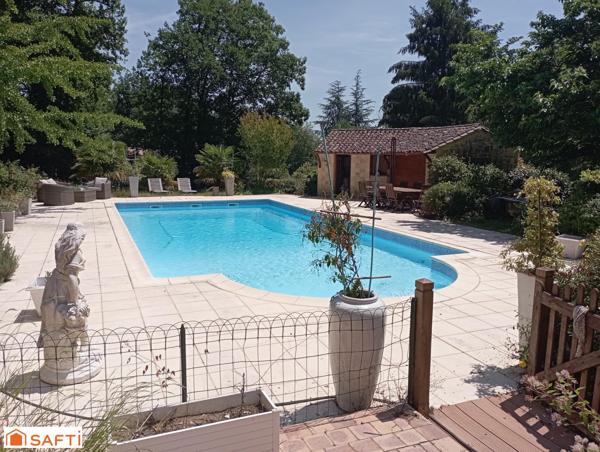 Propriété avec parc, piscine chauffée et tennis.