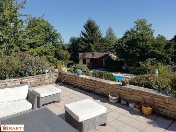 Propriété avec parc, piscine chauffée et tennis.