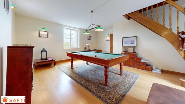 Propriété avec parc, piscine chauffée et tennis.
