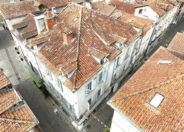 Immeuble de caractère du XVIII  très lumineux avec commerce à l'angle de deux rues