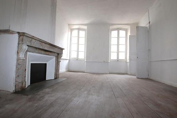 Immeuble de caractère du XVIII  très lumineux avec commerce à l'angle de deux rues