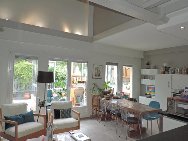 Dpt Ain (01), à vendre BOURG EN BRESSE, appartement T5 de 113 m² en duplex avec véranda, terrasse, jardin privatif et garage
