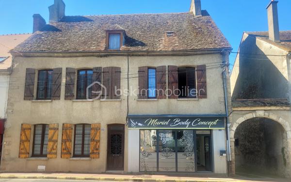🌟 OPPORTUNITÉ RARE EN PLEIN CŒUR DE COURTENAY !

📍 Emplacement privilégié : Vivez le "tout à pied" avec les commerces, écoles et transports à proximité immédiate. Cette maison close de murs allie le charme de l'ancien et des volumes extérieurs exceptionnels.

🏠 L'espace intérieur :

    Au Rez-de-chaussée : Une entrée, un grand salon/séjour lumineux avec poêle à bois, un WC indépendant et une cuisine  lumineuse avec poutre apparente (un bel espace avec un fort potentiel à moderniser selon vos goûts).

    À l’étage : 3 chambres , une mezzanine (idéale bureau/salle de jeux), une buanderie, un second WC et une salle de bain complète (douche + baignoire).

💎 Les extérieurs & dépendances (Le vrai plus) :

    Grange de 130 m² : Un volume spacieux, idéal pour un artisan, du stockage, un collectionneur ou un projet locatif/Airbnb.

    Cour privative  (309 m²) : Entièrement close par un portail , parfaite pour stationner plusieurs véhicules.

    Les annexes : Un grand appentis couvert (idéal pour un espace barbecue/repas), une grande cave sous toute la maison et un grenier totalement aménageable.

    ⚠️ Note : Le local commercial attenant n’est pas inclus dans la vente.

🎯 Idéal pour : Famille, artisan, profession libérale ou investisseur cherchant un bien avec un fort potentiel de personnalisation.

📞 Configuration très rare sur le marché ! Contactez-moi dès maintenant au 07.81.55.76.75 pour organiser une visite.