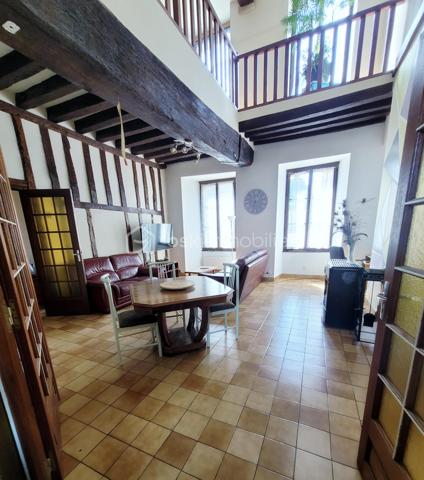 🌟 OPPORTUNITÉ RARE EN PLEIN CŒUR DE COURTENAY !

📍 Emplacement privilégié : Vivez le "tout à pied" avec les commerces, écoles et transports à proximité immédiate. Cette maison close de murs allie le charme de l'ancien et des volumes extérieurs exceptionnels.

🏠 L'espace intérieur :

    Au Rez-de-chaussée : Une entrée, un grand salon/séjour lumineux avec poêle à bois, un WC indépendant et une cuisine  lumineuse avec poutre apparente (un bel espace avec un fort potentiel à moderniser selon vos goûts).

    À l’étage : 3 chambres , une mezzanine (idéale bureau/salle de jeux), une buanderie, un second WC et une salle de bain complète (douche + baignoire).

💎 Les extérieurs & dépendances (Le vrai plus) :

    Grange de 130 m² : Un volume spacieux, idéal pour un artisan, du stockage, un collectionneur ou un projet locatif/Airbnb.

    Cour privative  (309 m²) : Entièrement close par un portail , parfaite pour stationner plusieurs véhicules.

    Les annexes : Un grand appentis couvert (idéal pour un espace barbecue/repas), une grande cave sous toute la maison et un grenier totalement aménageable.

    ⚠️ Note : Le local commercial attenant n’est pas inclus dans la vente.

🎯 Idéal pour : Famille, artisan, profession libérale ou investisseur cherchant un bien avec un fort potentiel de personnalisation.

📞 Configuration très rare sur le marché ! Contactez-moi dès maintenant au 07.81.55.76.75 pour organiser une visite.