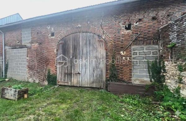 🌟 OPPORTUNITÉ RARE EN PLEIN CŒUR DE COURTENAY !

📍 Emplacement privilégié : Vivez le "tout à pied" avec les commerces, écoles et transports à proximité immédiate. Cette maison close de murs allie le charme de l'ancien et des volumes extérieurs exceptionnels.

🏠 L'espace intérieur :

    Au Rez-de-chaussée : Une entrée, un grand salon/séjour lumineux avec poêle à bois, un WC indépendant et une cuisine  lumineuse avec poutre apparente (un bel espace avec un fort potentiel à moderniser selon vos goûts).

    À l’étage : 3 chambres , une mezzanine (idéale bureau/salle de jeux), une buanderie, un second WC et une salle de bain complète (douche + baignoire).

💎 Les extérieurs & dépendances (Le vrai plus) :

    Grange de 130 m² : Un volume spacieux, idéal pour un artisan, du stockage, un collectionneur ou un projet locatif/Airbnb.

    Cour privative  (309 m²) : Entièrement close par un portail , parfaite pour stationner plusieurs véhicules.

    Les annexes : Un grand appentis couvert (idéal pour un espace barbecue/repas), une grande cave sous toute la maison et un grenier totalement aménageable.

    ⚠️ Note : Le local commercial attenant n’est pas inclus dans la vente.

🎯 Idéal pour : Famille, artisan, profession libérale ou investisseur cherchant un bien avec un fort potentiel de personnalisation.

📞 Configuration très rare sur le marché ! Contactez-moi dès maintenant au 07.81.55.76.75 pour organiser une visite.