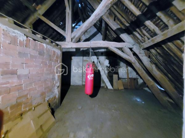 🌟 OPPORTUNITÉ RARE EN PLEIN CŒUR DE COURTENAY !

📍 Emplacement privilégié : Vivez le "tout à pied" avec les commerces, écoles et transports à proximité immédiate. Cette maison close de murs allie le charme de l'ancien et des volumes extérieurs exceptionnels.

🏠 L'espace intérieur :

    Au Rez-de-chaussée : Une entrée, un grand salon/séjour lumineux avec poêle à bois, un WC indépendant et une cuisine  lumineuse avec poutre apparente (un bel espace avec un fort potentiel à moderniser selon vos goûts).

    À l’étage : 3 chambres , une mezzanine (idéale bureau/salle de jeux), une buanderie, un second WC et une salle de bain complète (douche + baignoire).

💎 Les extérieurs & dépendances (Le vrai plus) :

    Grange de 130 m² : Un volume spacieux, idéal pour un artisan, du stockage, un collectionneur ou un projet locatif/Airbnb.

    Cour privative  (309 m²) : Entièrement close par un portail , parfaite pour stationner plusieurs véhicules.

    Les annexes : Un grand appentis couvert (idéal pour un espace barbecue/repas), une grande cave sous toute la maison et un grenier totalement aménageable.

    ⚠️ Note : Le local commercial attenant n’est pas inclus dans la vente.

🎯 Idéal pour : Famille, artisan, profession libérale ou investisseur cherchant un bien avec un fort potentiel de personnalisation.

📞 Configuration très rare sur le marché ! Contactez-moi dès maintenant au 07.81.55.76.75 pour organiser une visite.