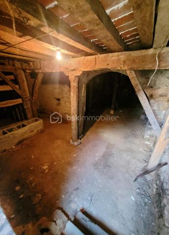 🌟 OPPORTUNITÉ RARE EN PLEIN CŒUR DE COURTENAY !

📍 Emplacement privilégié : Vivez le "tout à pied" avec les commerces, écoles et transports à proximité immédiate. Cette maison close de murs allie le charme de l'ancien et des volumes extérieurs exceptionnels.

🏠 L'espace intérieur :

    Au Rez-de-chaussée : Une entrée, un grand salon/séjour lumineux avec poêle à bois, un WC indépendant et une cuisine  lumineuse avec poutre apparente (un bel espace avec un fort potentiel à moderniser selon vos goûts).

    À l’étage : 3 chambres , une mezzanine (idéale bureau/salle de jeux), une buanderie, un second WC et une salle de bain complète (douche + baignoire).

💎 Les extérieurs & dépendances (Le vrai plus) :

    Grange de 130 m² : Un volume spacieux, idéal pour un artisan, du stockage, un collectionneur ou un projet locatif/Airbnb.

    Cour privative  (309 m²) : Entièrement close par un portail , parfaite pour stationner plusieurs véhicules.

    Les annexes : Un grand appentis couvert (idéal pour un espace barbecue/repas), une grande cave sous toute la maison et un grenier totalement aménageable.

    ⚠️ Note : Le local commercial attenant n’est pas inclus dans la vente.

🎯 Idéal pour : Famille, artisan, profession libérale ou investisseur cherchant un bien avec un fort potentiel de personnalisation.

📞 Configuration très rare sur le marché ! Contactez-moi dès maintenant au 07.81.55.76.75 pour organiser une visite.
