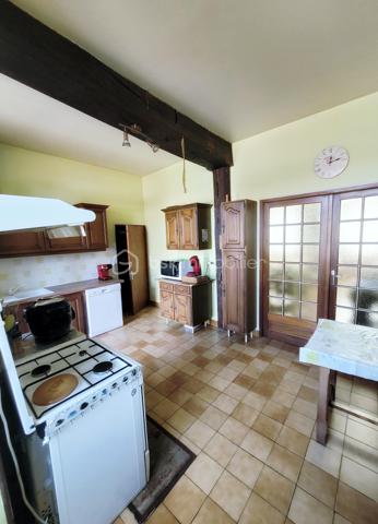 🌟 OPPORTUNITÉ RARE EN PLEIN CŒUR DE COURTENAY !

📍 Emplacement privilégié : Vivez le "tout à pied" avec les commerces, écoles et transports à proximité immédiate. Cette maison close de murs allie le charme de l'ancien et des volumes extérieurs exceptionnels.

🏠 L'espace intérieur :

    Au Rez-de-chaussée : Une entrée, un grand salon/séjour lumineux avec poêle à bois, un WC indépendant et une cuisine  lumineuse avec poutre apparente (un bel espace avec un fort potentiel à moderniser selon vos goûts).

    À l’étage : 3 chambres , une mezzanine (idéale bureau/salle de jeux), une buanderie, un second WC et une salle de bain complète (douche + baignoire).

💎 Les extérieurs & dépendances (Le vrai plus) :

    Grange de 130 m² : Un volume spacieux, idéal pour un artisan, du stockage, un collectionneur ou un projet locatif/Airbnb.

    Cour privative  (309 m²) : Entièrement close par un portail , parfaite pour stationner plusieurs véhicules.

    Les annexes : Un grand appentis couvert (idéal pour un espace barbecue/repas), une grande cave sous toute la maison et un grenier totalement aménageable.

    ⚠️ Note : Le local commercial attenant n’est pas inclus dans la vente.

🎯 Idéal pour : Famille, artisan, profession libérale ou investisseur cherchant un bien avec un fort potentiel de personnalisation.

📞 Configuration très rare sur le marché ! Contactez-moi dès maintenant au 07.81.55.76.75 pour organiser une visite.
