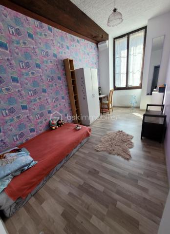 🌟 OPPORTUNITÉ RARE EN PLEIN CŒUR DE COURTENAY !

📍 Emplacement privilégié : Vivez le "tout à pied" avec les commerces, écoles et transports à proximité immédiate. Cette maison close de murs allie le charme de l'ancien et des volumes extérieurs exceptionnels.

🏠 L'espace intérieur :

    Au Rez-de-chaussée : Une entrée, un grand salon/séjour lumineux avec poêle à bois, un WC indépendant et une cuisine  lumineuse avec poutre apparente (un bel espace avec un fort potentiel à moderniser selon vos goûts).

    À l’étage : 3 chambres , une mezzanine (idéale bureau/salle de jeux), une buanderie, un second WC et une salle de bain complète (douche + baignoire).

💎 Les extérieurs & dépendances (Le vrai plus) :

    Grange de 130 m² : Un volume spacieux, idéal pour un artisan, du stockage, un collectionneur ou un projet locatif/Airbnb.

    Cour privative  (309 m²) : Entièrement close par un portail , parfaite pour stationner plusieurs véhicules.

    Les annexes : Un grand appentis couvert (idéal pour un espace barbecue/repas), une grande cave sous toute la maison et un grenier totalement aménageable.

    ⚠️ Note : Le local commercial attenant n’est pas inclus dans la vente.

🎯 Idéal pour : Famille, artisan, profession libérale ou investisseur cherchant un bien avec un fort potentiel de personnalisation.

📞 Configuration très rare sur le marché ! Contactez-moi dès maintenant au 07.81.55.76.75 pour organiser une visite.