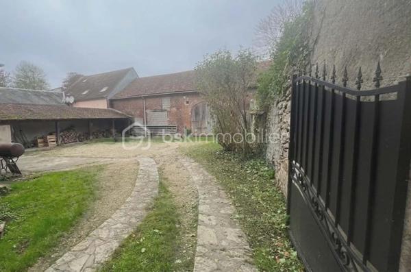 🌟 OPPORTUNITÉ RARE EN PLEIN CŒUR DE COURTENAY !

📍 Emplacement privilégié : Vivez le "tout à pied" avec les commerces, écoles et transports à proximité immédiate. Cette maison close de murs allie le charme de l'ancien et des volumes extérieurs exceptionnels.

🏠 L'espace intérieur :

    Au Rez-de-chaussée : Une entrée, un grand salon/séjour lumineux avec poêle à bois, un WC indépendant et une cuisine  lumineuse avec poutre apparente (un bel espace avec un fort potentiel à moderniser selon vos goûts).

    À l’étage : 3 chambres , une mezzanine (idéale bureau/salle de jeux), une buanderie, un second WC et une salle de bain complète (douche + baignoire).

💎 Les extérieurs & dépendances (Le vrai plus) :

    Grange de 130 m² : Un volume spacieux, idéal pour un artisan, du stockage, un collectionneur ou un projet locatif/Airbnb.

    Cour privative  (309 m²) : Entièrement close par un portail , parfaite pour stationner plusieurs véhicules.

    Les annexes : Un grand appentis couvert (idéal pour un espace barbecue/repas), une grande cave sous toute la maison et un grenier totalement aménageable.

    ⚠️ Note : Le local commercial attenant n’est pas inclus dans la vente.

🎯 Idéal pour : Famille, artisan, profession libérale ou investisseur cherchant un bien avec un fort potentiel de personnalisation.

📞 Configuration très rare sur le marché ! Contactez-moi dès maintenant au 07.81.55.76.75 pour organiser une visite.