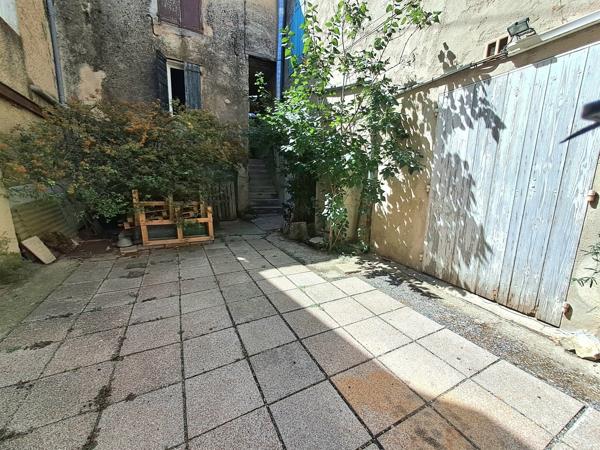Authentique maison de village de caractère avec local à exploiter