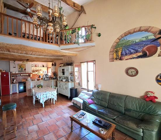 Authentique maison de village de caractère avec local à exploiter