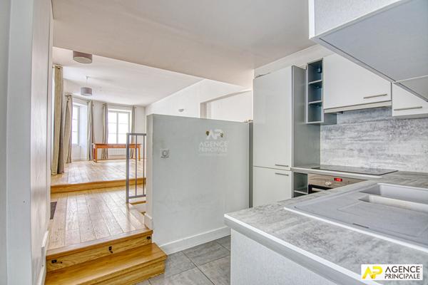 Versailles Mairie Appartement "esprit maison" de 4 pièces 100 m² au sol avec box €680 000 ** - Référence 25811