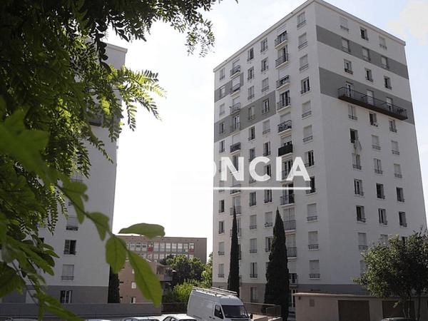 Location Appartement 4 pièces 71 m² - 4 RUE ARNAVIELLE Nimes 30900