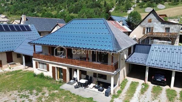 Au cœur d'un environnement montagnard recherché, découvrez cet ensemble immobilier offrant de multiples possibilités : résidence principale, activité touristique, investissement locatif ou projet familial.
Implanté sur un terrain plat de plus de 2 000 m² dont une partie est constructible, cet ensemble développe plusieurs logements indépendants permettant une exploitation immédiate ou une réorganisation selon vos projets.
✨ Les atouts du bien :
🏡 Logement principal de type T4 avec de beaux volumes
🛏️ Deux appartements T2 indépendants
🏠 Un studio indépendant
🌳 Terrain plat avec partie constructible
🚗 Nombreuses possibilités de stationnement
🌞 Terrasses et espaces extérieurs
🏔️ Vue dégagée sur les montagnes du Dévoluy
💰 Revenus locatifs existants et potentiel de développement
📈 Idéal pour :
✔ Exploitation en gîtes
✔ Location saisonnière
✔ Résidence principale avec revenus complémentaires
✔ Projet familial multigénérationnel
✔ Investisseur recherchant un rendement locatif
Le secteur bénéficie d'une activité touristique été comme hiver avec les stations du Dévoluy à proximité, offrant ainsi une attractivité permanente.
Une opportunité rare permettant d'associer qualité de vie, patrimoine immobilier et potentiel de rentabilité.