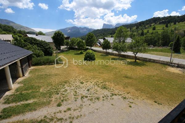 Au cœur d'un environnement montagnard recherché, découvrez cet ensemble immobilier offrant de multiples possibilités : résidence principale, activité touristique, investissement locatif ou projet familial.
Implanté sur un terrain plat de plus de 2 000 m² dont une partie est constructible, cet ensemble développe plusieurs logements indépendants permettant une exploitation immédiate ou une réorganisation selon vos projets.
✨ Les atouts du bien :
🏡 Logement principal de type T4 avec de beaux volumes
🛏️ Deux appartements T2 indépendants
🏠 Un studio indépendant
🌳 Terrain plat avec partie constructible
🚗 Nombreuses possibilités de stationnement
🌞 Terrasses et espaces extérieurs
🏔️ Vue dégagée sur les montagnes du Dévoluy
💰 Revenus locatifs existants et potentiel de développement
📈 Idéal pour :
✔ Exploitation en gîtes
✔ Location saisonnière
✔ Résidence principale avec revenus complémentaires
✔ Projet familial multigénérationnel
✔ Investisseur recherchant un rendement locatif
Le secteur bénéficie d'une activité touristique été comme hiver avec les stations du Dévoluy à proximité, offrant ainsi une attractivité permanente.
Une opportunité rare permettant d'associer qualité de vie, patrimoine immobilier et potentiel de rentabilité.