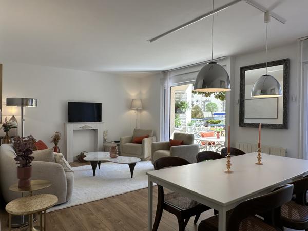 Appartement rénové 4 pièces avec terrasse, cave et garage – Hyper centre de Vannes