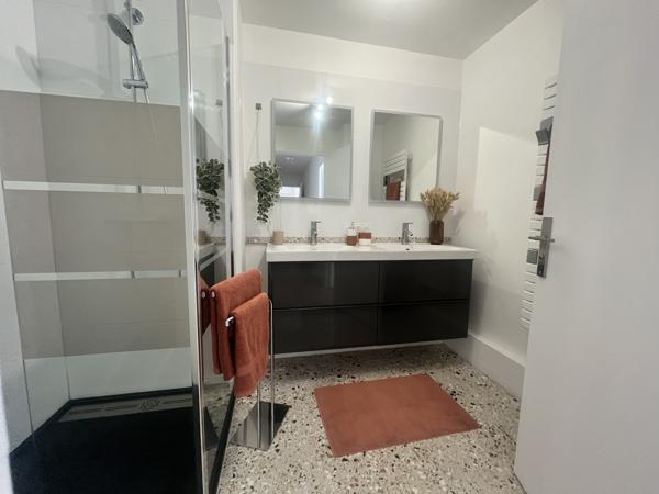 Appartement rénové 4 pièces avec terrasse, cave et garage – Hyper centre de Vannes