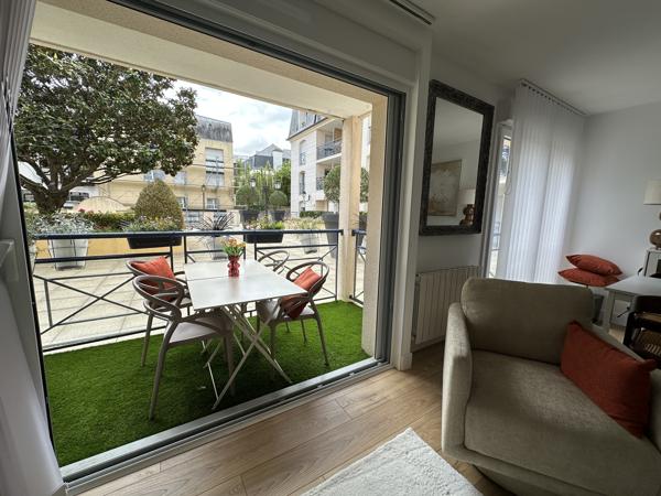 Appartement rénové 4 pièces avec terrasse, cave et garage – Hyper centre de Vannes