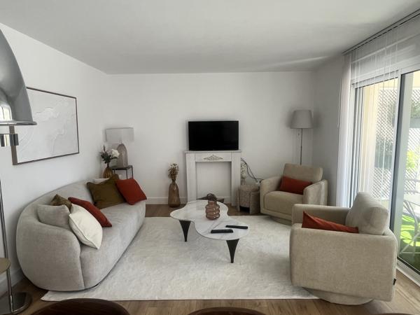 Appartement rénové 4 pièces avec terrasse, cave et garage – Hyper centre de Vannes