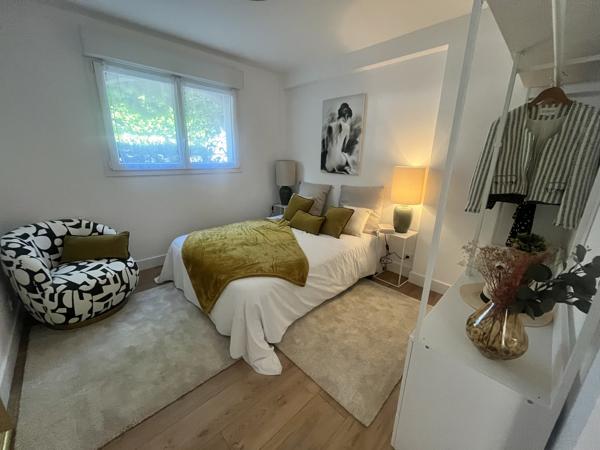 Appartement rénové 4 pièces avec terrasse, cave et garage – Hyper centre de Vannes