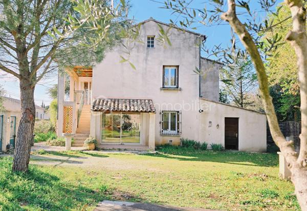 À quelques pas du cœur du village de Lauris, découvrez une propriété aux multiples possibilités, idéale aussi bien pour un projet de vie que pour un investissement.

Nichée dans un environnement calme tout en bénéficiant de la proximité immédiate des commerces, écoles et services, cette maison d'environ 150 m² séduit par sa configuration modulable et son fort potentiel d'évolution. Actuellement divisée en deux logements indépendants, elle offre de nombreuses opportunités : résidence principale avec logement familial, exercice d'une activité professionnelle à domicile, location saisonnière ou investissement locatif.

Le premier logement, situé en rez-de-jardin et d'une superficie d'environ 80 m², propose un espace de vie chaleureux et fonctionnel comprenant un séjour convivial avec cuisine ouverte, une chambre confortable, une salle d'eau avec WC ainsi qu'une buanderie.

À l'étage, accessible indépendamment, le second logement d'environ 70 m² dispose d'un salon lumineux, d'une salle à manger, d'une cuisine, d'une chambre, d'une agréable véranda utilisable en toute saison, d'une salle d'eau et de WC séparés. Son agencement permet également d'envisager la création de chambres supplémentaires selon vos besoins.

À l'extérieur, le terrain plat et entièrement clos d'environ 750 m² constitue un véritable atout. Vous profiterez d'une belle terrasse, d'un vaste jardin offrant la possibilité d'aménager un espace piscine ou même d'envisager un détachement parcellaire. Plusieurs places de stationnement viennent compléter ce bien pour un confort de vie optimal.

Rare sur le secteur, cette propriété allie emplacement privilégié, tranquillité et fort potentiel d'aménagement. Une opportunité à saisir pour les acquéreurs en quête de flexibilité, d'investissement et de qualité de vie au cœur du Luberon.