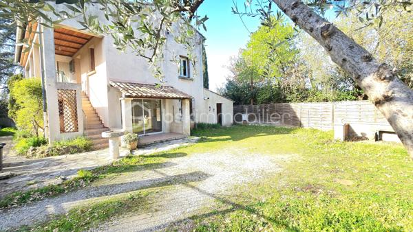À quelques pas du cœur du village de Lauris, découvrez une propriété aux multiples possibilités, idéale aussi bien pour un projet de vie que pour un investissement.

Nichée dans un environnement calme tout en bénéficiant de la proximité immédiate des commerces, écoles et services, cette maison d'environ 150 m² séduit par sa configuration modulable et son fort potentiel d'évolution. Actuellement divisée en deux logements indépendants, elle offre de nombreuses opportunités : résidence principale avec logement familial, exercice d'une activité professionnelle à domicile, location saisonnière ou investissement locatif.

Le premier logement, situé en rez-de-jardin et d'une superficie d'environ 80 m², propose un espace de vie chaleureux et fonctionnel comprenant un séjour convivial avec cuisine ouverte, une chambre confortable, une salle d'eau avec WC ainsi qu'une buanderie.

À l'étage, accessible indépendamment, le second logement d'environ 70 m² dispose d'un salon lumineux, d'une salle à manger, d'une cuisine, d'une chambre, d'une agréable véranda utilisable en toute saison, d'une salle d'eau et de WC séparés. Son agencement permet également d'envisager la création de chambres supplémentaires selon vos besoins.

À l'extérieur, le terrain plat et entièrement clos d'environ 750 m² constitue un véritable atout. Vous profiterez d'une belle terrasse, d'un vaste jardin offrant la possibilité d'aménager un espace piscine ou même d'envisager un détachement parcellaire. Plusieurs places de stationnement viennent compléter ce bien pour un confort de vie optimal.

Rare sur le secteur, cette propriété allie emplacement privilégié, tranquillité et fort potentiel d'aménagement. Une opportunité à saisir pour les acquéreurs en quête de flexibilité, d'investissement et de qualité de vie au cœur du Luberon.