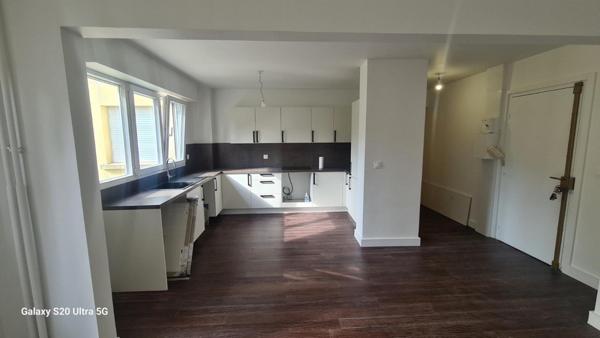 A Saint-Maur-des-Fossés  Appartement T2, 56 m2, un séjour donnant sur un balcon REFAIT à NEUF
