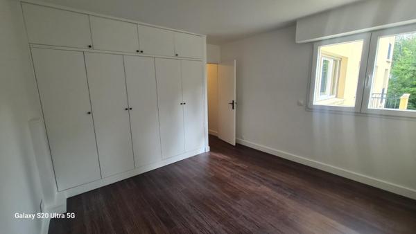 A Saint-Maur-des-Fossés  Appartement T2, 56 m2, un séjour donnant sur un balcon REFAIT à NEUF