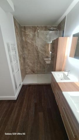 A Saint-Maur-des-Fossés  Appartement T2, 56 m2, un séjour donnant sur un balcon REFAIT à NEUF