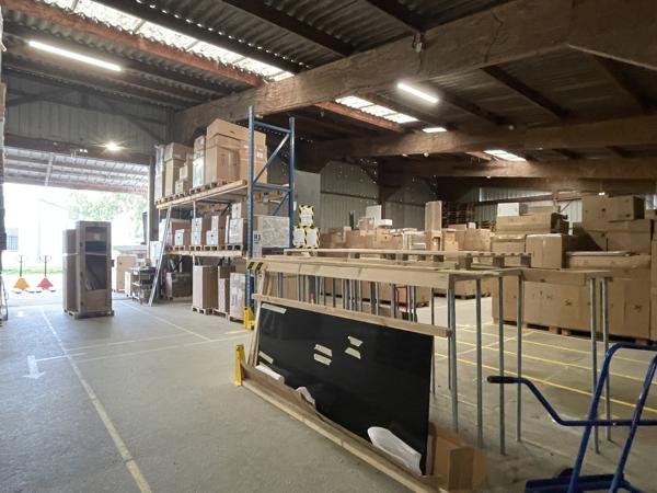 Local D’activité 913m² – Beaucouze