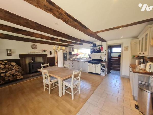 Maison en pierre avec dépendances située à 4 minutes des commodités et services